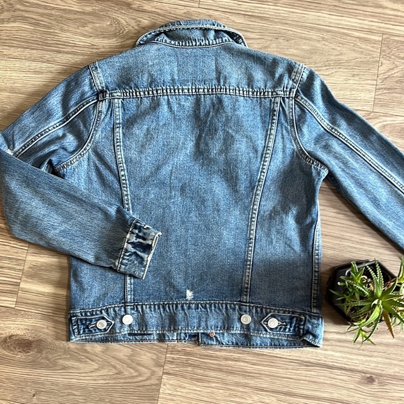 LUCKY Brand Women’s TOMBOY Trucker Lightly Distressed Jean Jacket - Picture 11 of 14